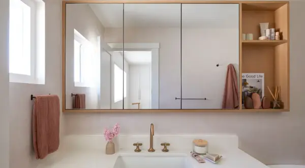Modern bathroom with a large mirrored medicine cabinet, offering great double vanity mirror ideas.